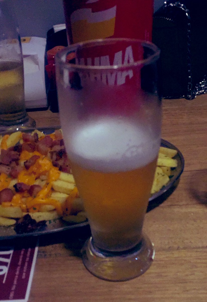 mayraianny's tweet photo. A saudade que eu tava de sentar em um barzinho, com as amigas que eu gosto. #loobs #SBC https://t.co/LJv4XqYTOC