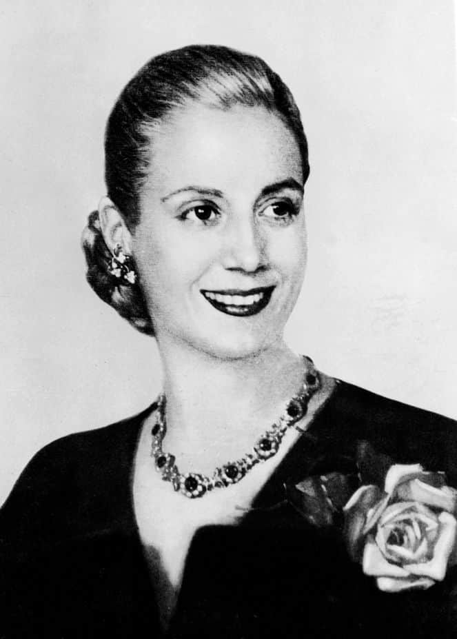 Simonjperez's tweet photo. A 68 años del paso a la Inmortalidad, el Pueblo Argentino la recuerda con amor y cariño. Siempre en la sonrisa de los más humildes y la dignidad de los trabajadores. #EvitaEterna #EvitaVive #Evita https://t.co/N56lKRQhwG