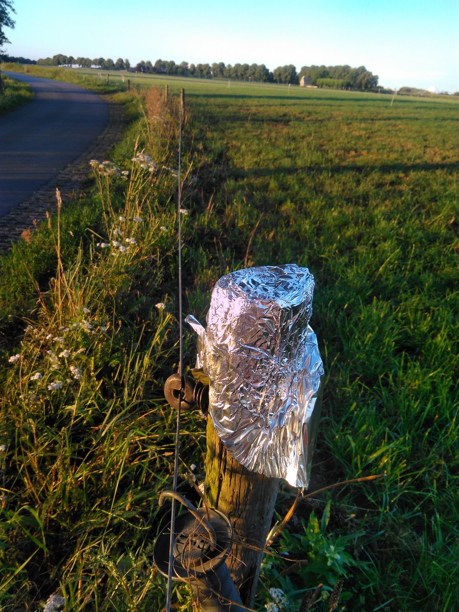 toonhulshof's tweet photo. Wil diegene die een speurtocht heeft uitgezet met behulp van plukken aluminiumfolie in bomen en struiken (langs o.a. de Tankweg en Eefselerweg in Lievelde) dit ook weer weghalen!
Als iedereen zo zijn rommel laat liggen wordt het een bende in het buitengebied..
@Gem_OostGelre https://t.co/9XAy8VxV5f
