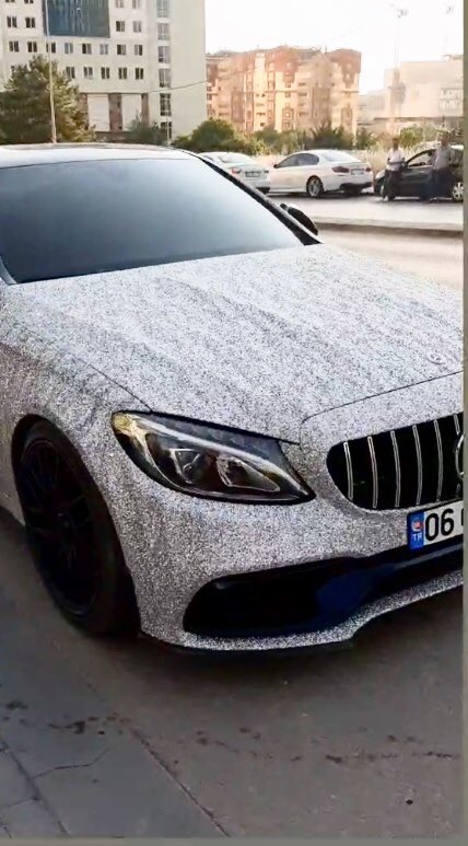 Arkadaşlarım: Mekana sade kıyafetlerle gidelim.
O sırada ben: