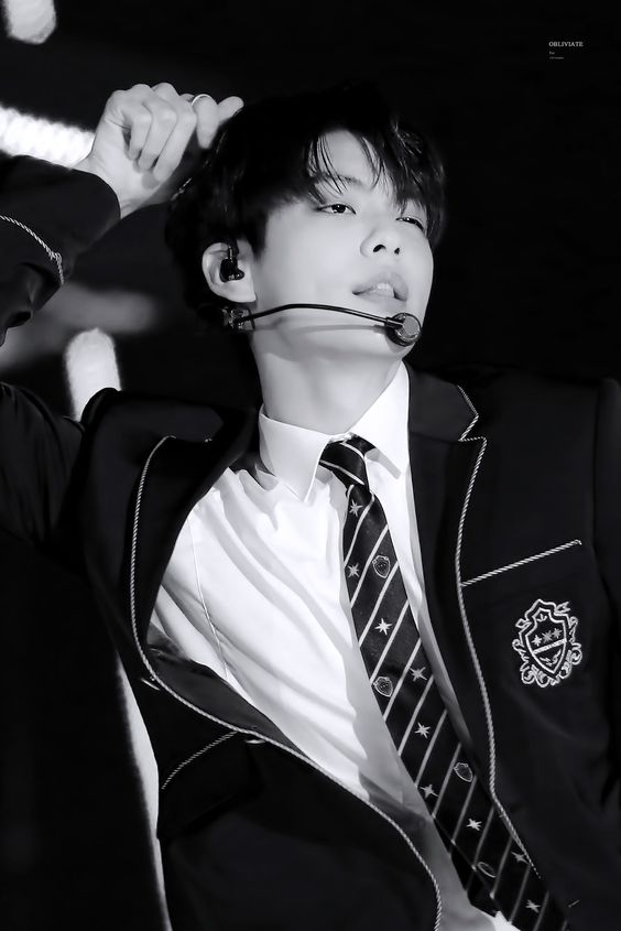 black and white soobin though >>>>> O.O