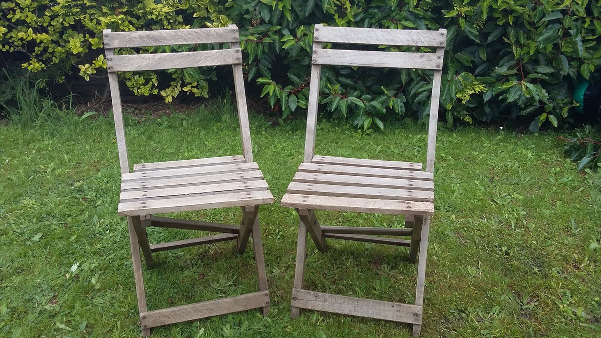 Rustixx1's tweet image. Lovely old vintage folding chairs
