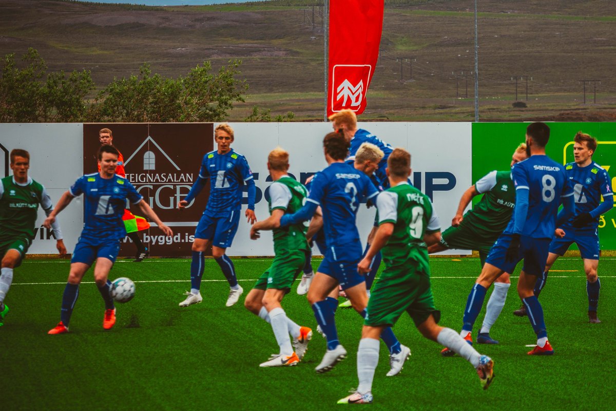 Línuverðinum fannst bara ekkert athugavert við mannin sem stóð honum næst í þessu atviki í dag. Hann fékk boltann eftir skalla McAusland og Njarðvík skoraði. 
Mynd 1: er rangstæður
Mynd 2(McAusland nybuinn að skalla): er rangstæður
Mynd 3: er rangstæður
<a href="/dalvik_reynir/">Dalvík/Reynir</a>