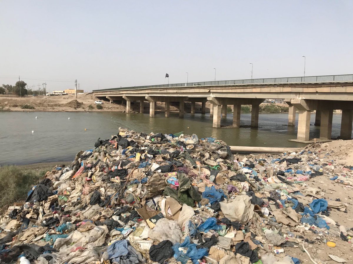 بيئياً، احنا حرفياً مدمريها للمنظومة البيئية من كل النواحي-الزبالة تارسة الشارع وصايرة اكثر من البشر-اغطية خضرية معدومة-عوادم السيارات والمولدات الموجودة بكل راس شارع-حوارق الزبالة-صح مصانعنا قليلة بس الي مشتغله منها هسه ماكو اي رقابة بيئية عليها ومخلفاتها بالهوه او المي