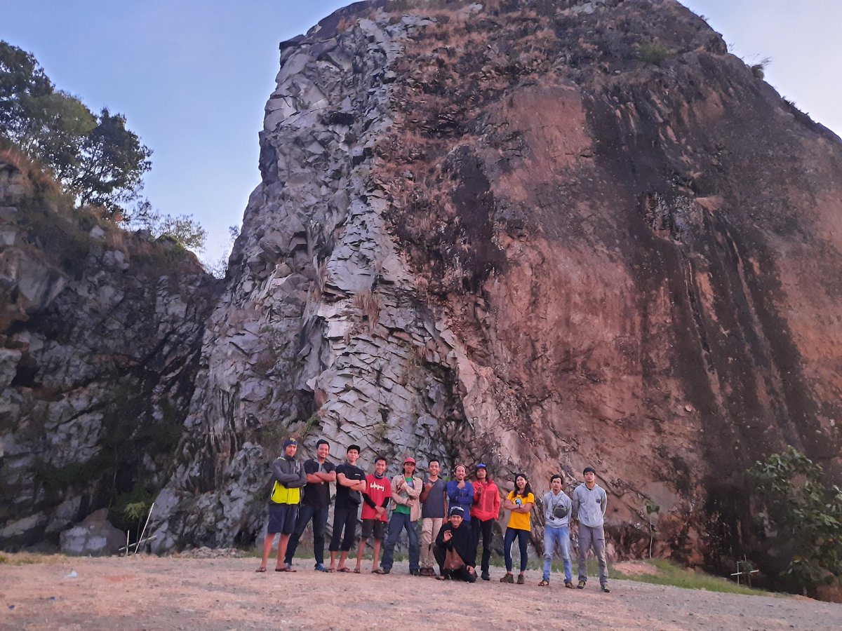 ViraHalima's tweet photo. Sunday best. Sore tadi. Back to Climb. 🧗♀️ #climbing #climbingpartner #sportclimbing #GunungTilu #Majalengka https://t.co/lnpPTTWN57