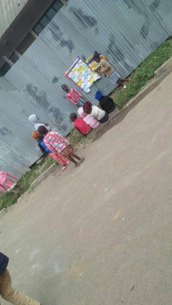 Suleyman254_'s tweet photo. Today while i was walking along the streets of korogocho i saw this kids learning with alot of enthusiasm and i really wondered is there any equality in kenya.
Other kids learn using  laptops and E-learning while this kids use their voice and only one chart. @imi254 @Imaan_Adan https://t.co/e3m1KrmHk2