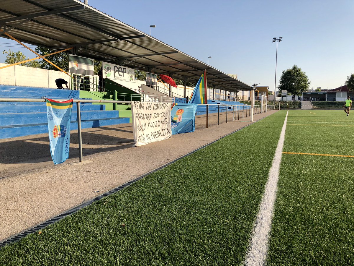 PueblaEF's tweet photo. 🗣 ¡No estamos solos! Directivos cuelgan pancartas de algunos de nuestros aficionados y peñas.

🔜 #MásCercaDeVolver
💪🏽 #VMP 🔵⚪️ https://t.co/hMTTq4ebF4