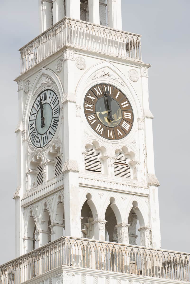 Monumentos_cl's tweet photo. #MonumentoHistórico Torre-reloj Plaza Prat de #Iquique se encuentra al centro de la ciudad desde 1884, donde permanece hasta la actualidad. En la parte superior de la torre se ubican las cuatro esferas del reloj, máquina traída desde Inglaterra en 1878. ⏲️ https://t.co/M3wbFLzcKu https://t.co/PjFK4qRfbs