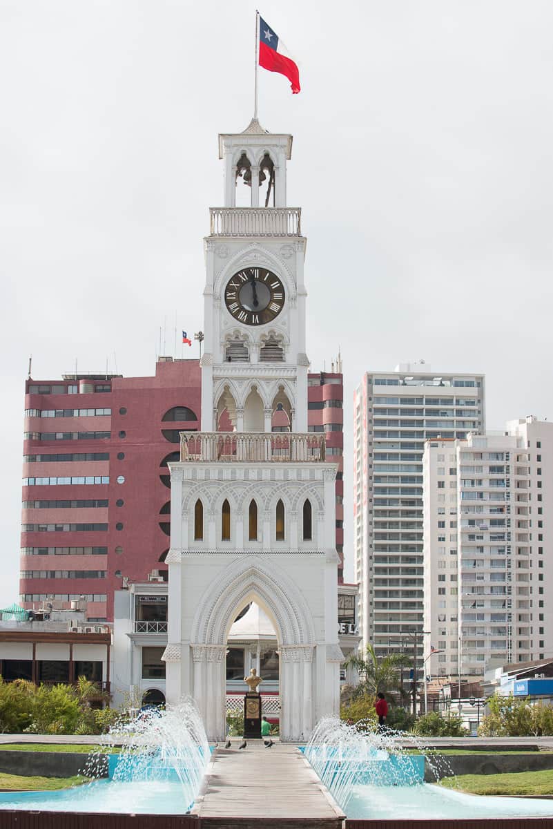 Monumentos_cl's tweet photo. #MonumentoHistórico Torre-reloj Plaza Prat de #Iquique se encuentra al centro de la ciudad desde 1884, donde permanece hasta la actualidad. En la parte superior de la torre se ubican las cuatro esferas del reloj, máquina traída desde Inglaterra en 1878. ⏲️ https://t.co/M3wbFLzcKu https://t.co/PjFK4qRfbs