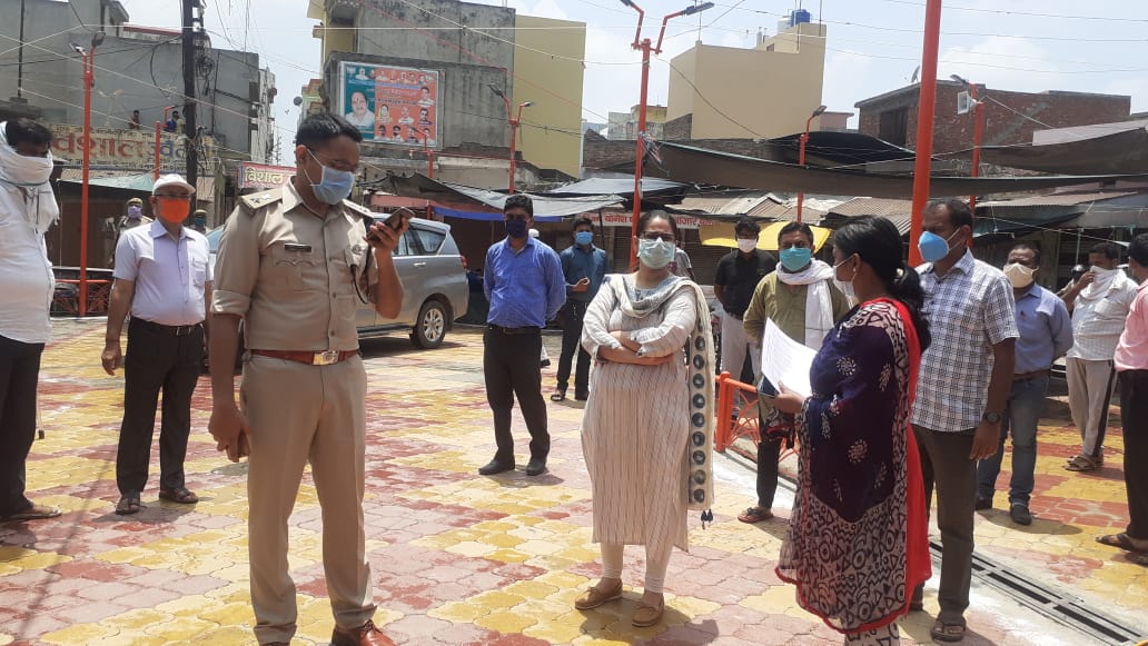 LakhchauraR's tweet photo. जिला अधिकारी महोदया सुश्री जसजीत कौर जी व पुलिस अधीक्षक श्री विनीत जायसवाल जी द्वारा नगर पंचायत थाना भवन शामली के हॉटस्पॉट एरिया व साफ-सफाई का निरीक्षण किया । निरीक्षण के समय अधिशासी अधिकारी थाना भवन मेघा गुप्ता व तहसीलदार सदर शामली, कर्मचारी व सभासद उपस्थित रहे । https://t.co/gwlotF2mLy