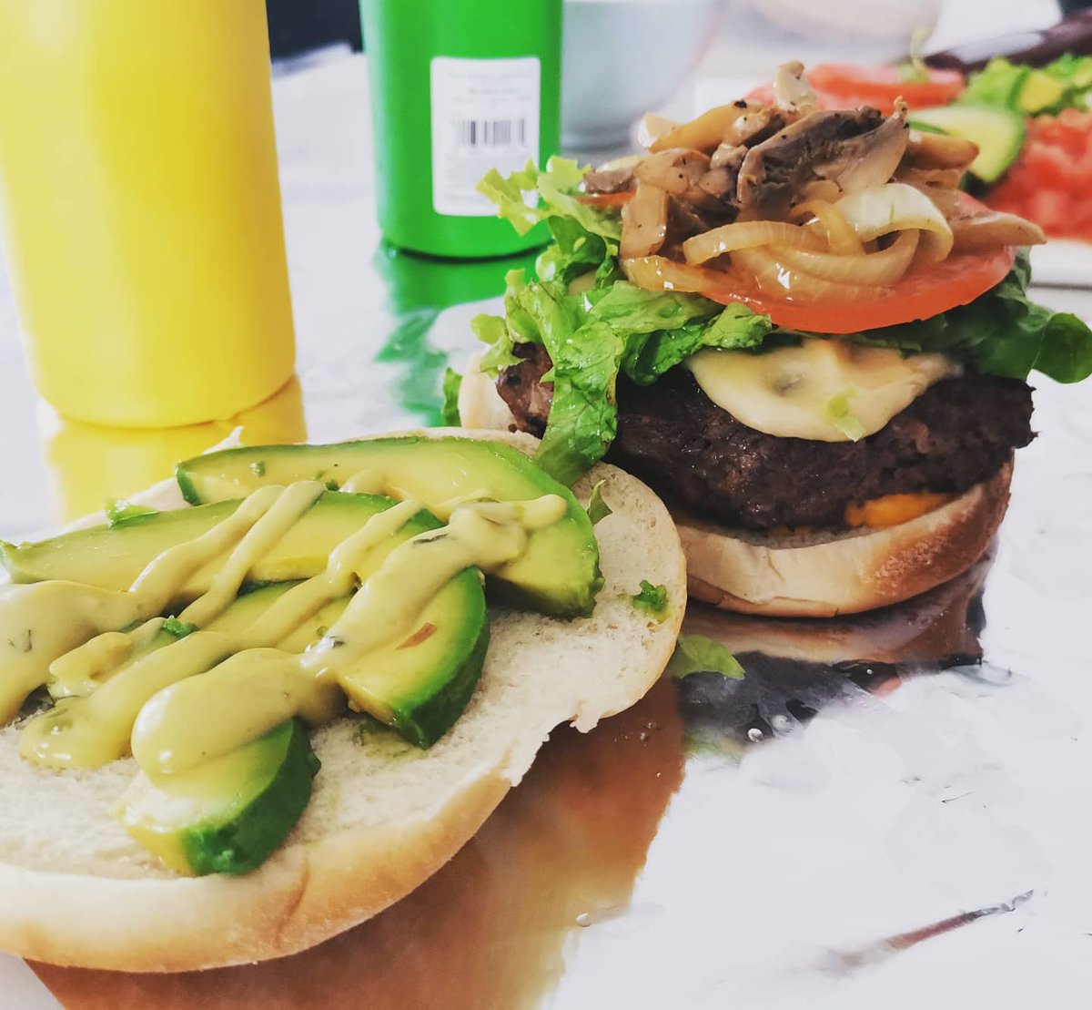 novembamen's tweet photo. #SpoilerAlert Se vienen 4 🍔#Gordinflonas : 1/4 de libra #Artesanal, 2 quesos, lechuga, tomate, cebolla caramelizada, hongos, aguacate y papas locas a solo 5500 cls #Acachete #Panzemia https://t.co/Hc6OWMsE2a