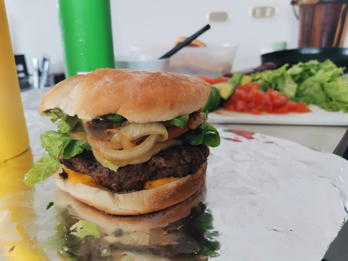 novembamen's tweet photo. #SpoilerAlert Se vienen 4 🍔#Gordinflonas : 1/4 de libra #Artesanal, 2 quesos, lechuga, tomate, cebolla caramelizada, hongos, aguacate y papas locas a solo 5500 cls #Acachete #Panzemia https://t.co/Hc6OWMsE2a