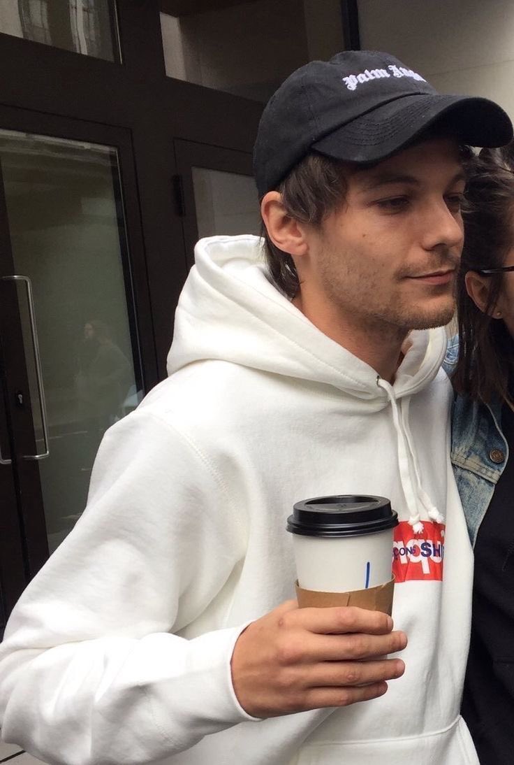 louis in white hoodies>>>