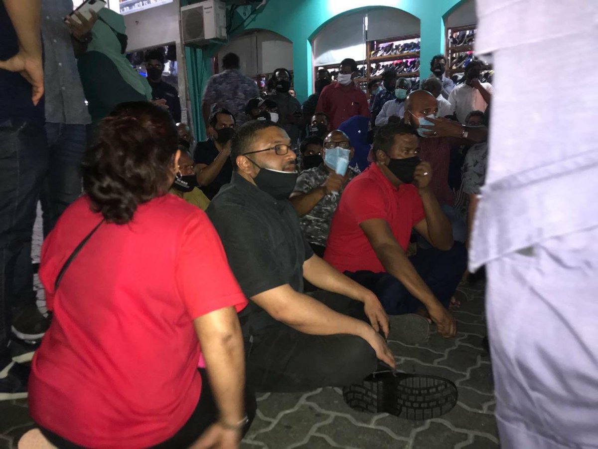 AdamNaseerMoha8's tweet photo. Protestors are calling for the resignation of President Ibrahim Mohamed Solih with many voicing against the rampant nepotism and corruption within the government. #MaldivesProtest https://t.co/aE5TWrH6R9