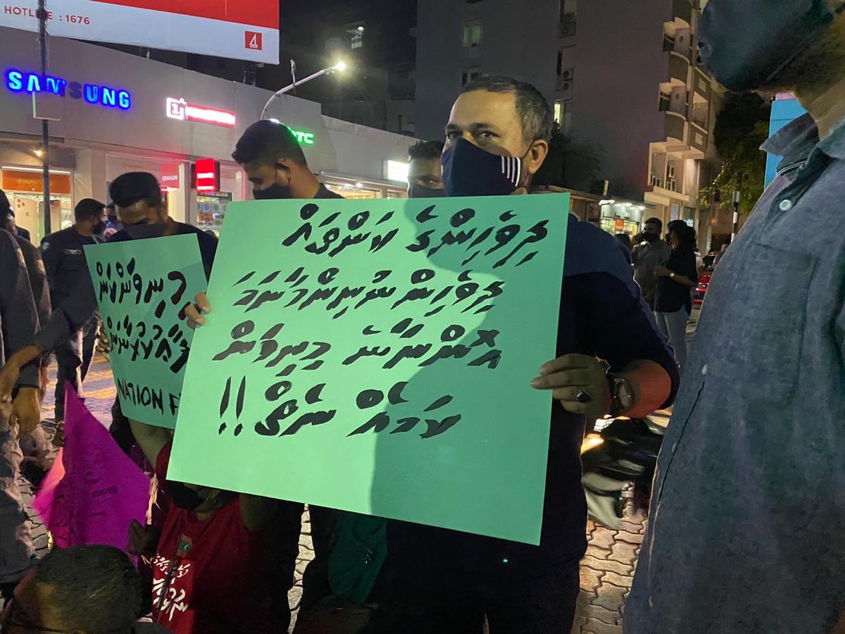 AdamNaseerMoha8's tweet photo. Protestors are calling for the resignation of President Ibrahim Mohamed Solih with many voicing against the rampant nepotism and corruption within the government. #MaldivesProtest https://t.co/aE5TWrH6R9