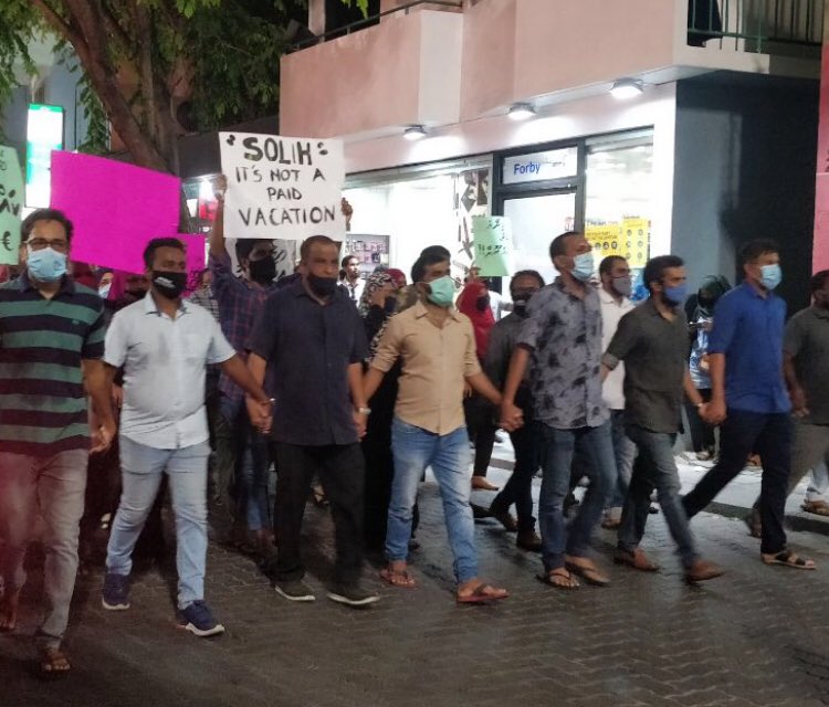 AdamNaseerMoha8's tweet photo. Protestors are calling for the resignation of President Ibrahim Mohamed Solih with many voicing against the rampant nepotism and corruption within the government. #MaldivesProtest https://t.co/R47mEi5OO6