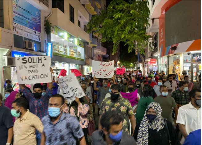 AdamNaseerMoha8's tweet photo. Protestors are calling for the resignation of President Ibrahim Mohamed Solih with many voicing against the rampant nepotism and corruption within the government. #MaldivesProtest https://t.co/R47mEi5OO6