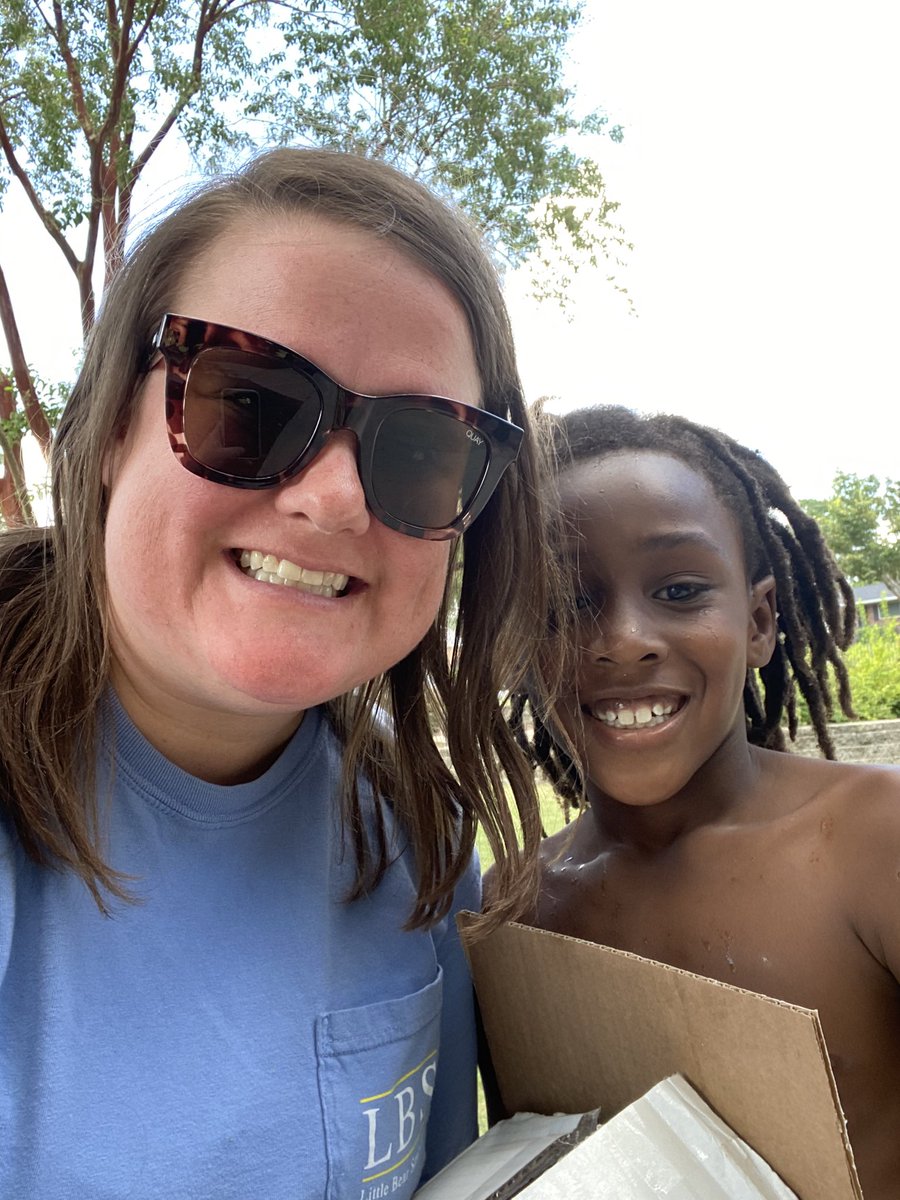 MeganSBush's tweet photo. Took some of our books down to Summerfield Park for Lia’s Library and saw one of our @HHEBees Leaders!!!! #beeslead #hhe #kisnerfoundation #dollargeneral https://t.co/rOYTCNwWqo