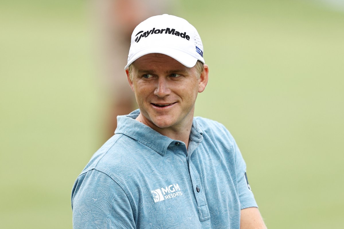 PGATOUR's tweet image. He made the cut on the number. 
Now he&apos;s 1 back of the lead.

First 34 holes: +2
Last 30 holes: -14

@ALongShot is seeking PGA TOUR win No. 2.