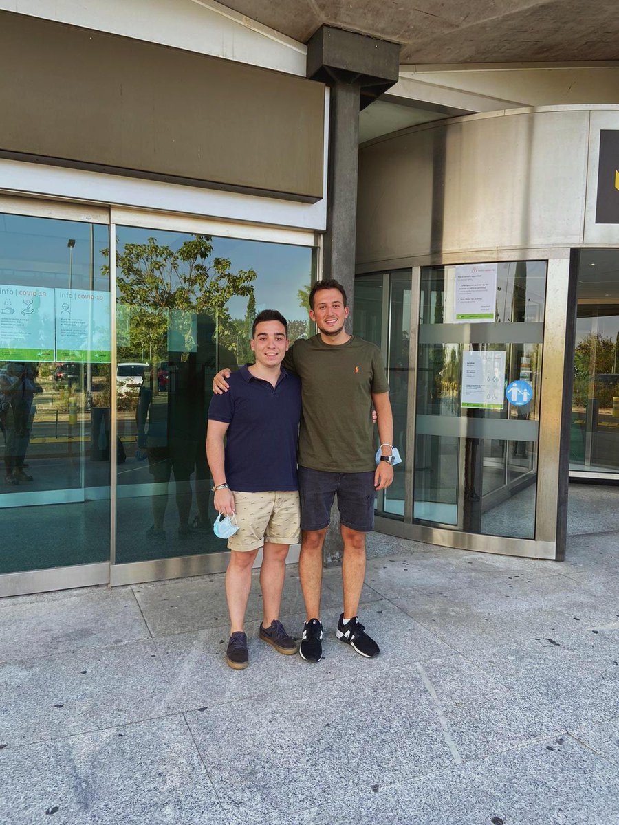 gerimeca's tweet photo. No podía faltar la foto de los nuevos oncólogos. @dmorch11 (oncólogo médico) y servidor (oncólogo radioterápico). Que bueno volver a verte, amigo. https://t.co/NJ2oduA7kX