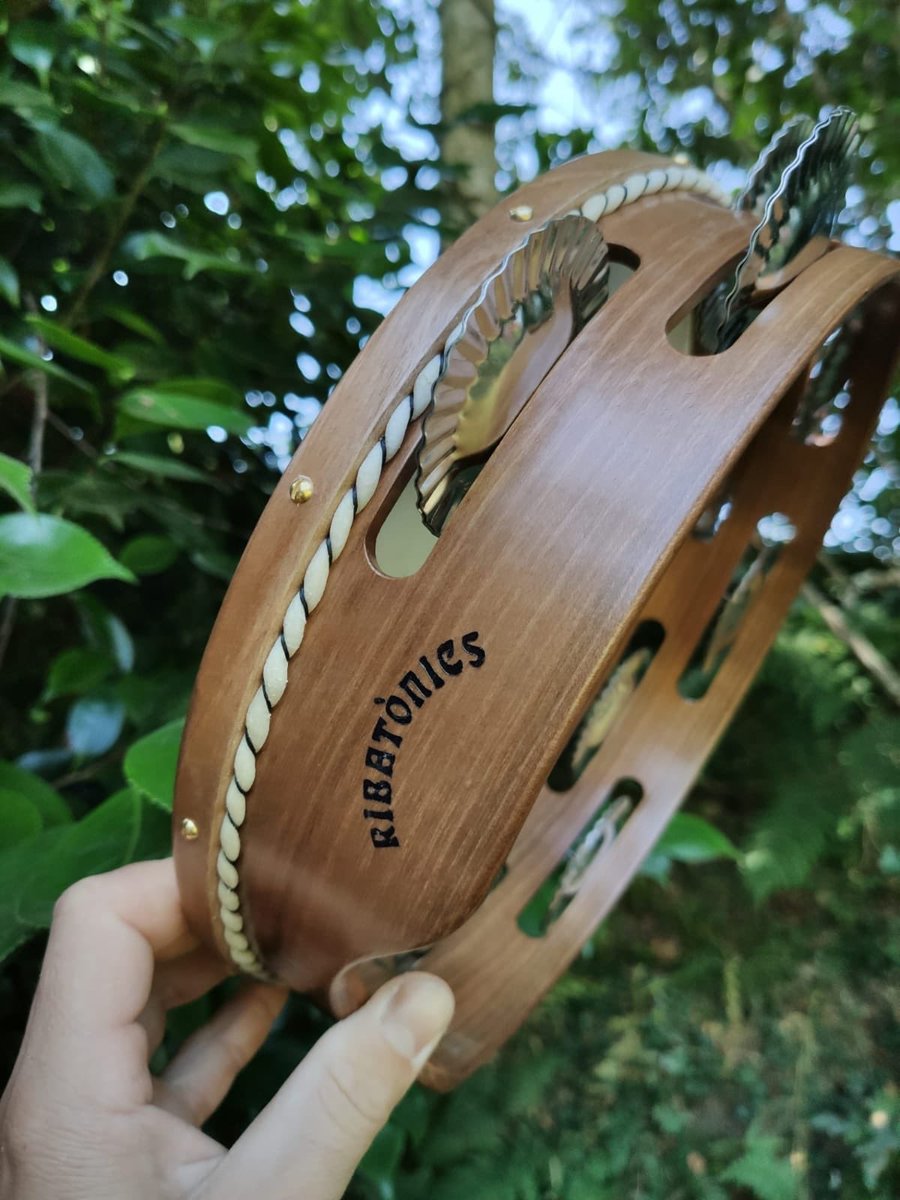 ribatonics's tweet photo. Ja tenim nova pandereta i timbal personalitzats! Moltes gràcies @nando_talo!!!! #ribatonics #altaribagorça #pontdesuert https://t.co/udfOJttEyF