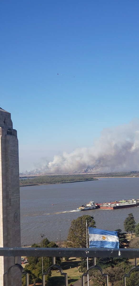 No es el Amazonas, pero pueden rezar igual que hace meses que no paran. Hagan algo, ya no se puede respirar en esta ciudad <a href="/pablojavkin/">Pablo Javkin</a> <a href="/omarperotti/">Omar Perotti</a> #Rosario #RioParana #ParenDeQuemarLasIslas