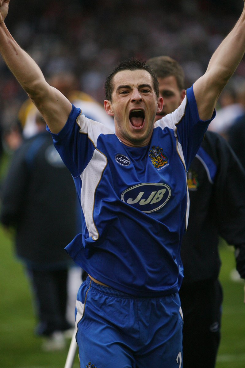 LaticsOfficial's tweet photo. 👏 Our very best wishes to Leighton Baines on a first class career!

💙 Good luck to our former left back for the future!

#wafc 🔵⚪️💚 https://t.co/gd5vqIQf1U