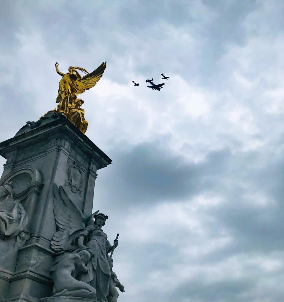 Perfect way to end the week, beautiful <a href="/RAFBBMF/">RAF BBMF</a> flypast over #London