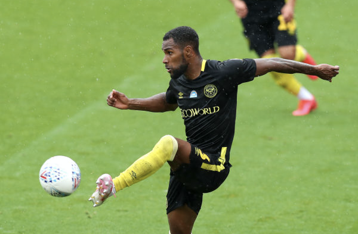 BBCSportWales's tweet photo. RED! Swansea City 0-0 Brentford

⚽️ The visitors are down to 10 men! Rico Henry is shown a straight red card for a challenge on Connor Roberts, the Brentford man looked to have got a touch on the ball. 

📻 Listen - @BBCRadioWales 

📱 Follow: https://t.co/KOQqS5D2v9

#bbcefl https://t.co/UY6qyfU4U0