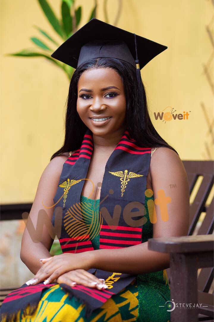 wove_it's tweet photo. An apple 🍎 a day keeps the doctor👩⚕️ away,but if the doctor is cute, forget the fruit 🤷🏾♂️
Congratulations @cornelle_xx
You rocked it DR 🔥🔥🔥
.
Class of 2020.. What are you still waiting for??
#kente #doctor #fmg2020 #picoftheday #certifieddoctor #Graduation2020 https://t.co/ISYsP2uAem