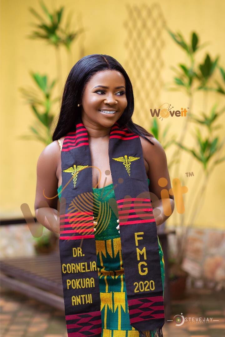 wove_it's tweet photo. An apple 🍎 a day keeps the doctor👩⚕️ away,but if the doctor is cute, forget the fruit 🤷🏾♂️
Congratulations @cornelle_xx
You rocked it DR 🔥🔥🔥
.
Class of 2020.. What are you still waiting for??
#kente #doctor #fmg2020 #picoftheday #certifieddoctor #Graduation2020 https://t.co/ISYsP2uAem