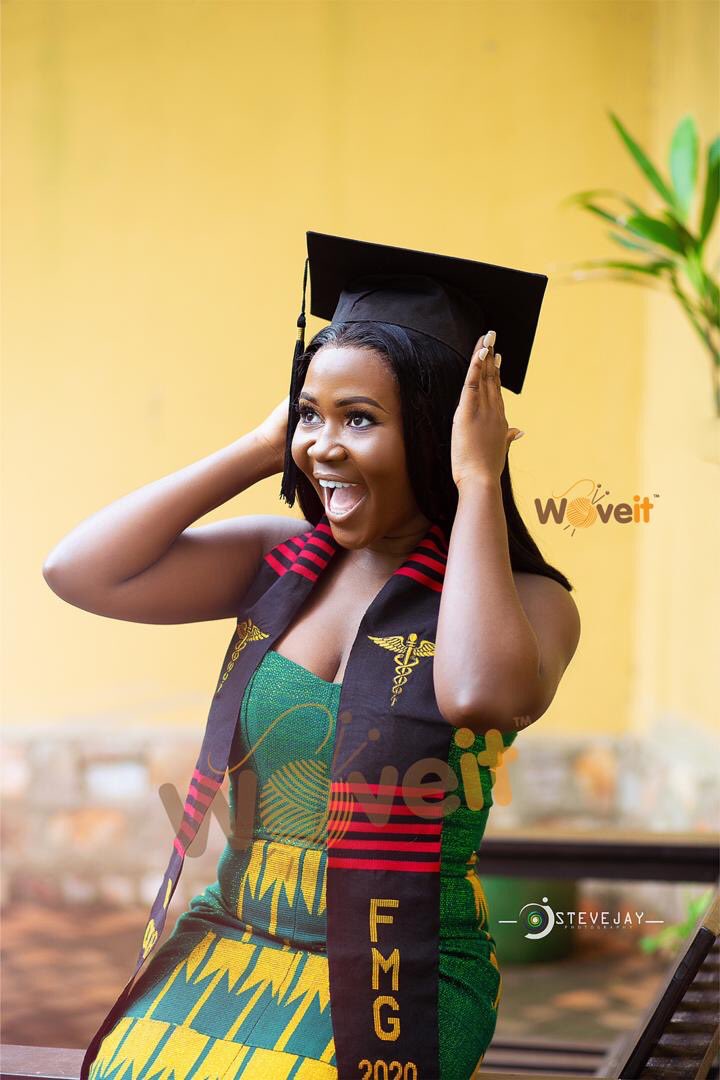 wove_it's tweet photo. An apple 🍎 a day keeps the doctor👩⚕️ away,but if the doctor is cute, forget the fruit 🤷🏾♂️
Congratulations @cornelle_xx
You rocked it DR 🔥🔥🔥
.
Class of 2020.. What are you still waiting for??
#kente #doctor #fmg2020 #picoftheday #certifieddoctor #Graduation2020 https://t.co/ISYsP2uAem