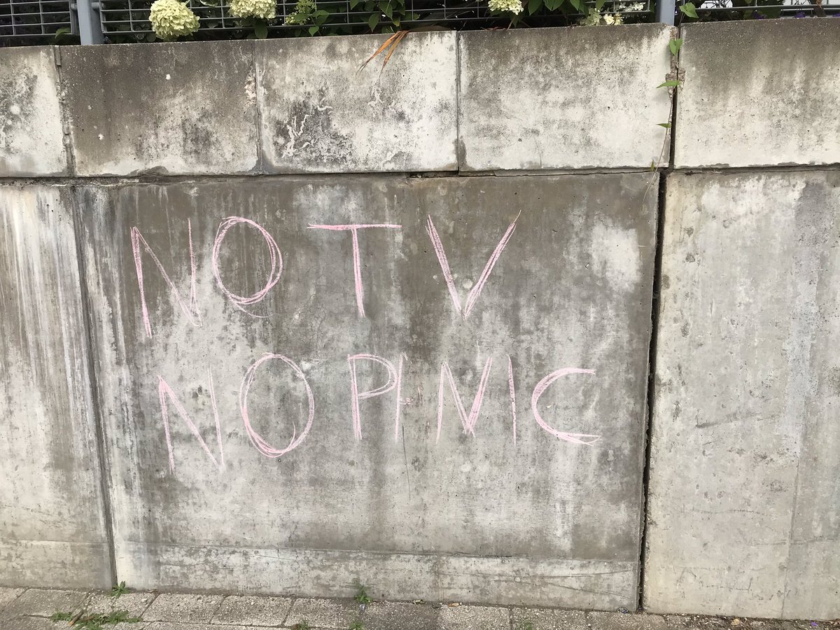 WolfOrff's tweet photo. NO TV NO PANIC. Chalk graffiti near the Montevetro building in #Battersea by the river. https://t.co/43HGD9pVRs