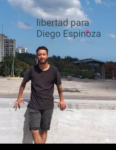 JuanMar81568278's tweet photo. Hoy mi hijo cumple 8 meses privado de su libertad 
El fue uno de los jovenes que salio a luchar por un pais mas digno y con mejores oportunidades 
Seguimos luchando hasta conseguir su libertad 
Libertad para los presos politicos 💪💪💪💪 https://t.co/TcJHoM4ZfG