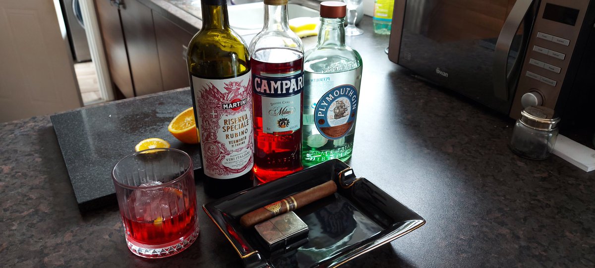 Rmachowes's tweet photo. This afternoon took an Italian turn. Baked an orange polenta cake and now enjoying a couple of negronis with this Rosalones Reserva from @Cgarsltd and their subscription box! #negroni #cigar #cigarlife https://t.co/grLN3iSUyU