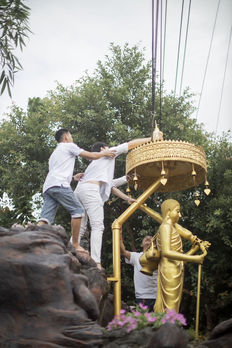 prayasuren109's tweet photo. #พิธีถวายยกฉัตรทองเก้าชั้น 
          คุณหมากปริญ สุภารัตน์ ในฐานะที่เคยอาศัยใต้ชายคาอุโบสถวัดพระยาสุเรนทร์ ภายใต้หลักธรรมคำสอนของพระศาสดา เพื่อสืบทอดพระศาสนา จึงเป็นเนื้อนาบุญนำเหล่าเพื่อนๆ และผู้จัดการ มาร่วมทำบุญครั้งใหญ่ในช่��งเข้าพรรษา https://t.co/CCG9EhcvBr