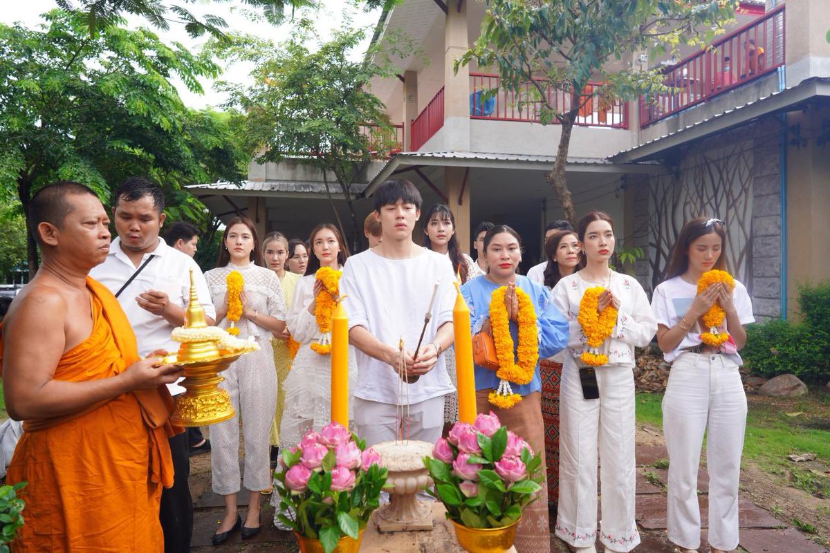 prayasuren109's tweet photo. #พิธีถวายยกฉัตรทองเก้าชั้น 
          คุณหมากปริญ สุภารัตน์ ในฐานะที่เคยอาศัยใต้ชายคาอุโบสถวัดพระยาสุเรนทร์ ภายใต้หลักธรรมคำสอนของพระศาสดา เพื่อสืบทอดพระศาสนา จึงเป็นเนื้อนาบุญนำเหล่าเพื่อนๆ และผู้จัดการ มาร่วมทำบุญครั้งใหญ่ในช่��งเข้าพรรษา https://t.co/CCG9EhcvBr