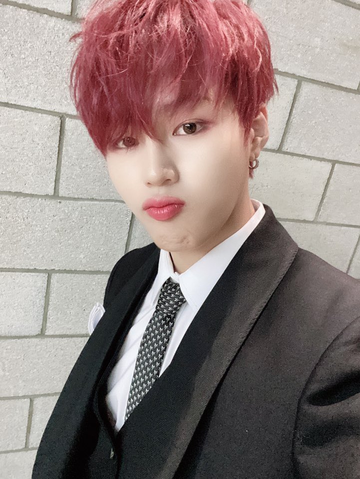 HSW_officialtwt's tweet photo. [☁]

포톡!카펫에서는 왕자님, 무대에서는 그 누구보다 빛났던 구르미😍 잘 보셨나요⁉️
구르미의 24시간 플레이리스트와 함께 힘찬 한주의 시작이 되길 바라요 하늘 💜💙💛

#하성운
#HASUNGWOON https://t.co/a2X1ijQh0C