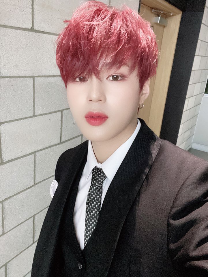 HSW_officialtwt's tweet photo. [☁]

포톡!카펫에서는 왕자님, 무대에서는 그 누구보다 빛났던 구르미😍 잘 보셨나요⁉️
구르미의 24시간 플레이리스트와 함께 힘찬 한주의 시작이 되길 바라요 하늘 💜💙💛

#하성운
#HASUNGWOON https://t.co/a2X1ijQh0C