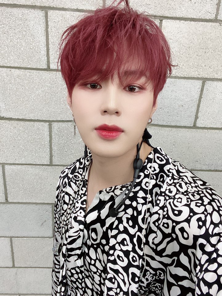 HSW_officialtwt's tweet photo. [☁]

포톡!카펫에서는 왕자님, 무대에서는 그 누구보다 빛났던 구르미😍 잘 보셨나요⁉️
구르미의 24시간 플레이리스트와 함께 힘찬 한주의 시작이 되길 바라요 하늘 💜💙💛

#하성운
#HASUNGWOON https://t.co/a2X1ijQh0C