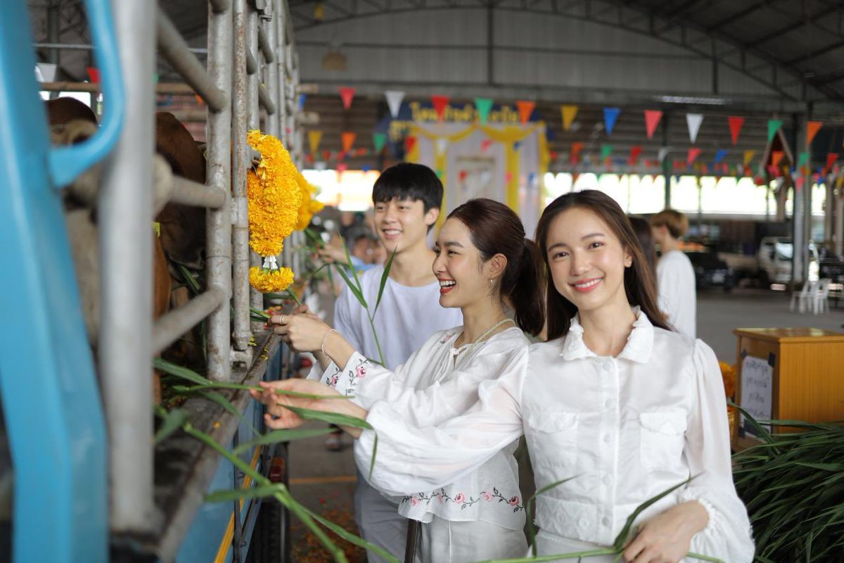 prayasuren109's tweet photo. #พิธีถวายยกฉัตรทองเก้าชั้น 
          คุณหมากปริญ สุภารัตน์ ในฐานะที่เคยอาศัยใต้ชายคาอุโบสถวัดพระยาสุเรนทร์ ภายใต้��ลักธรรมคำสอนของพระศาสดา เพื่อสืบทอดพระศาสนา จึงเป็นเนื้อนาบุญนำเหล่าเพื่อนๆ และผู้จัดการ มาร่วมทำบุญครั้งใหญ่ในช่วงเข้าพรรษา https://t.co/1Lrjv5jwVp