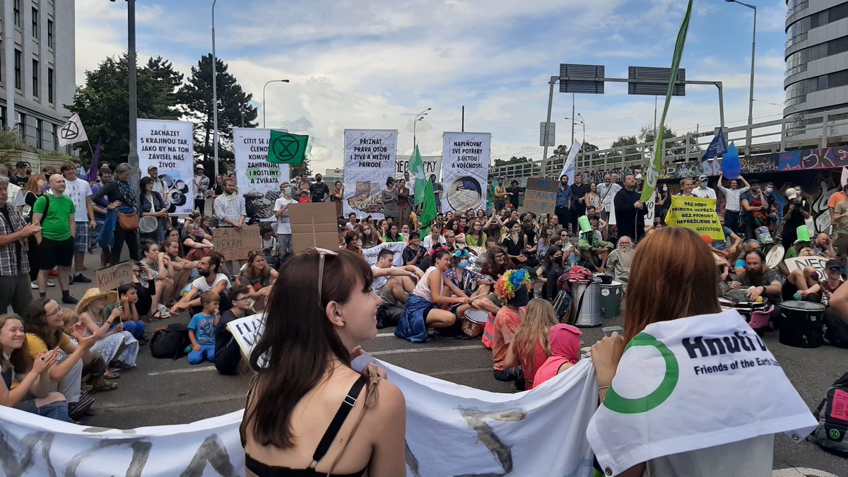 Právě teď před <a href="/MZeCr/">Zemědělství ČR</a>. Na demonstraci k suchu přišlo v parné nedělní odpoledne na 500 lidí. Chtějí skutečnou ochranu půdy a krajiny, ne miliardy do průmyslového zemědělství a nových přehrad. #poslednikapka