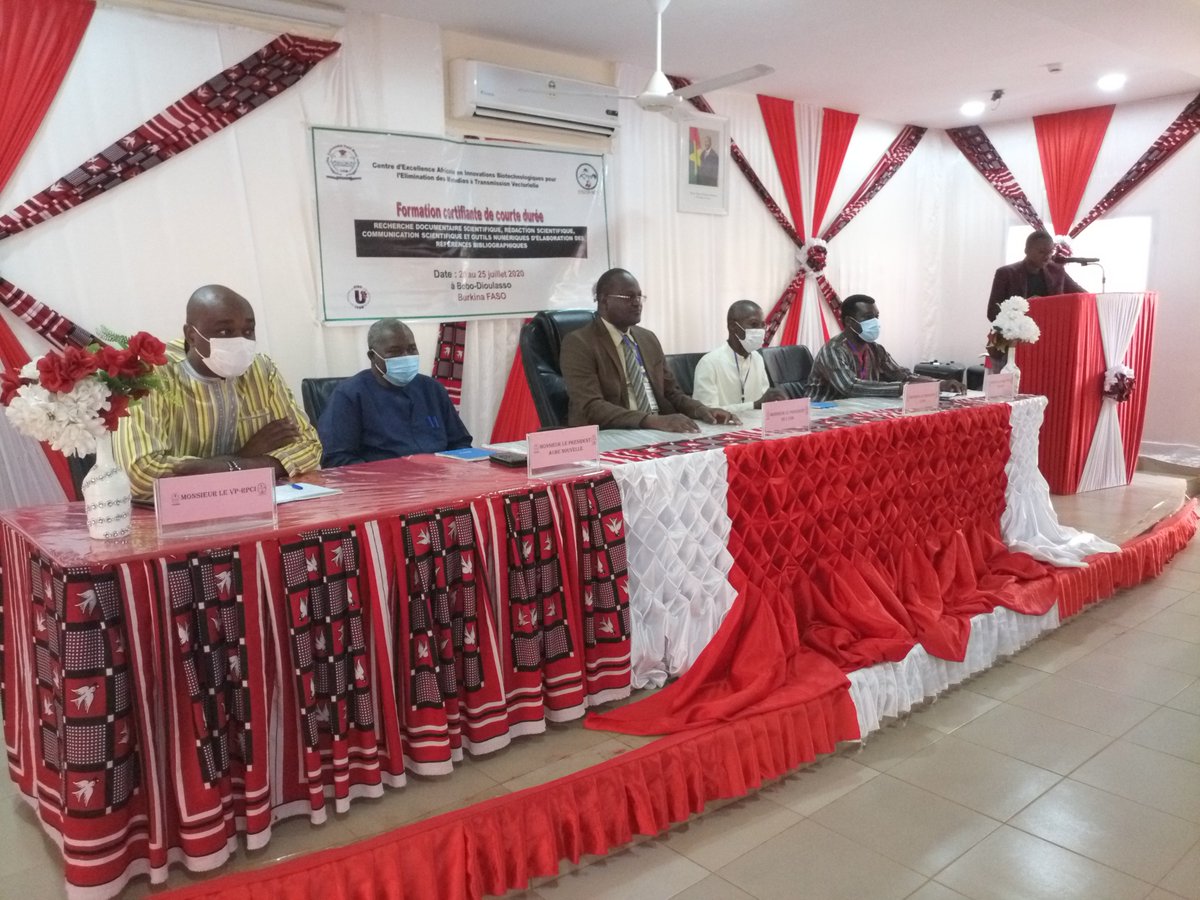 Cérémonie d'ouverture présidée par Pr Macaire S. OUEDRAOGO président de l'UNB, en présence du Directeur du centre Dr. Abdoulaye DIABATÉ, des Présidents des université U-AUBEN Pr. Alfred TRAORÉ et UCAO-UUB Père Edouard ADE