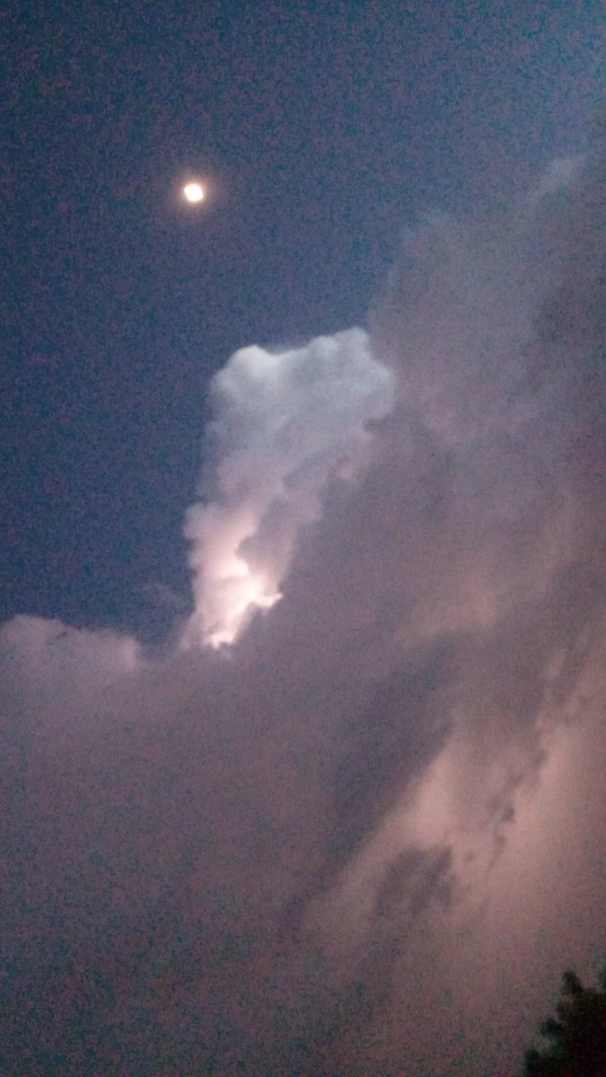 Sjeeva77941981's tweet photo. Moon with lightning https://t.co/GduWnDkF4X