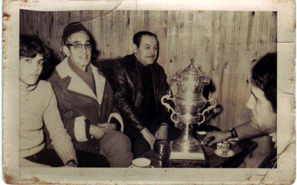 vintagearabe's tweet photo. @Sihem__Mimi Ici El Anka célébrant la victoire du Mouloudia  à la coupe d'Algérie contre l'USMA ❤️

Club dz de cœur depuis un bail https://t.co/k78E1fWO96