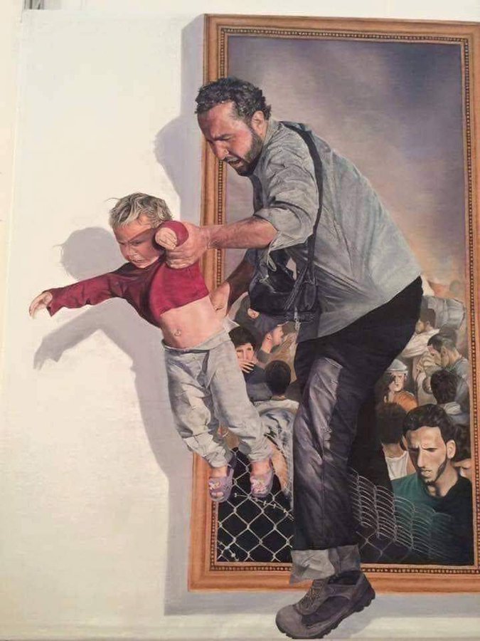 🎨 Oğlunu tablonun dışına kaçırmaya çalışan Suriyeli bir baba.

📝 Ummanlı öğrencinin mezuniyet ödevi olarak yaptığı üç boyutlu müthiş çalışma.