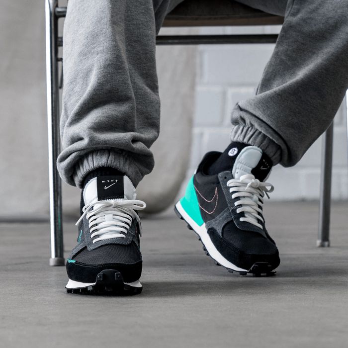 nike daybreak type black