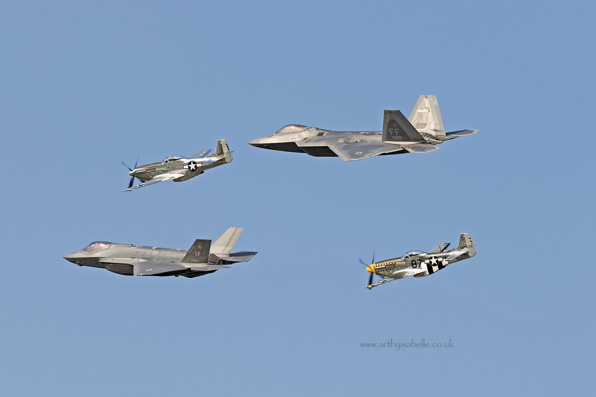 Superbe to see! #F22 #F35 and two #P51 Mustangs @EAA  2019. #EAAtogether #Raptor #Lightning #LockheedMartin #avgeek #planespotting #USAF #airshows #military