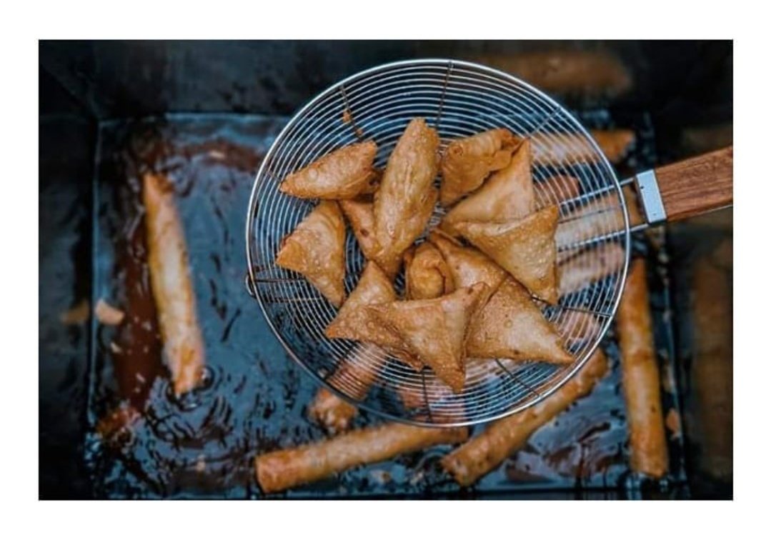 zeshanxafar1's tweet photo. #BaRish 🌦️🌧️ #Samosay #PakoRay #Alu ka #Paratha + #Chai 😍🥰🔥
Aye Haye Maza A Jaye 💖
#Karachi #Rain #karachirain #KarachiWeather #Pakistan https://t.co/IbGJeqidUu