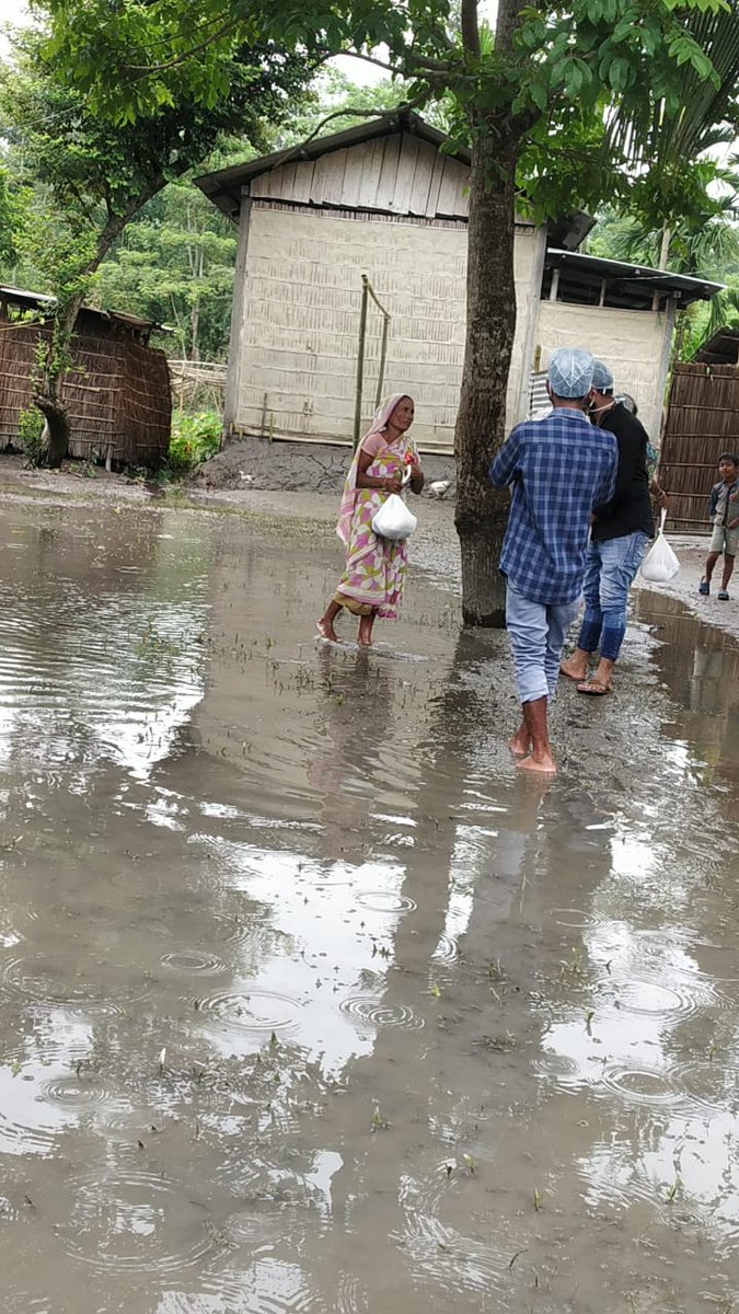 msdhonifcassam's tweet photo. We Distributed Relief Items To The Rangia Flood Victims Today. The Birthday Celebration Of @msdhoni which was postponed due to Lockdown in Guwahati,  We Celebrated The Birthday By Helping 100 Families.Our Team did a great job and celebrated Birthday In This Way. #AssamFloods https://t.co/dv3uZ4lau9